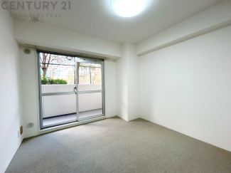 明るい色合いのフローリングとクロスを使用した洋室は家具やインテリアとも調和しやすく空間が広く感じられ開放感を生み出します。自然光を効果的に反射し、室内を明るく保つため、日中の照明使用を抑えられます。