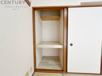 押入れは季節の衣類、寝具などを収納できます。伝統的な美しさと実用性が融合し、収納物を保護する調湿・換気効果があります。使い方によっては書類や小物なども効果的に整理でき空間を有効活用できます。