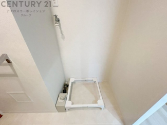 洗濯物の仕分け作業がしやすく、整理整頓が容易になります。洗濯音や湿気を他の部屋に持ち込まず、生活環境を快適に保ちます。上部を活用すれば収納スペースを確保でき洗剤や洗濯用品の整理もしやすくなります。