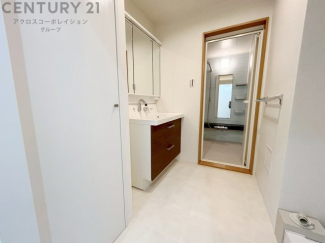 衣服の収納や脱ぎ着や整理整頓がしやすく、湿った衣類を乾燥させるスペースがありカビや臭いの発生を防ぎます。床の汚れを他の部屋に持ち込まず清潔を保つことができます。また快適な入浴環境の整備にも役立ちます。