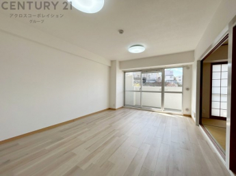 キッチン前のダイニングスペース。ダイニングセットを置いても十分な広さを確保。