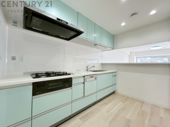 キッチン前のダイニングスペース。ダイニングセットを置いても十分な広さを確保。