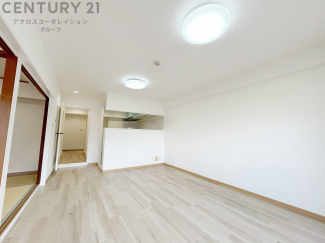 キッチン前のダイニングスペース。ダイニングセットを置いても十分な広さを確保。