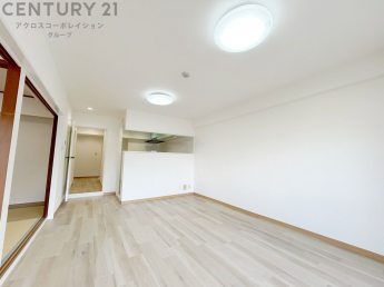 キッチン前のダイニングスペース。ダイニングセットを置いても十分な広さを確保。