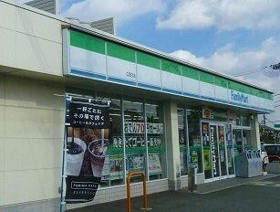 ファミリーマートまで640m