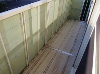 暖かな日差しのふりそそぐバルコニー