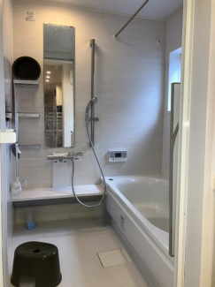 窓付きで明るく、換気できる浴室