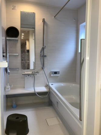 窓付きで明るく、換気できる浴室