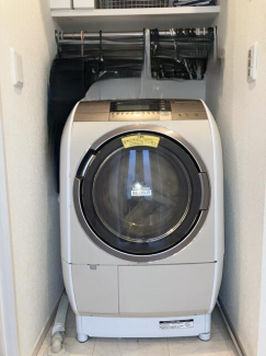 洗濯機専用置場。　上部にハンガーパイプ付き