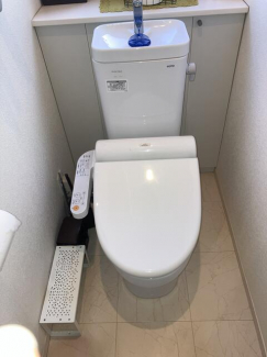 １階トイレ　窓付きで明るく換気もできる