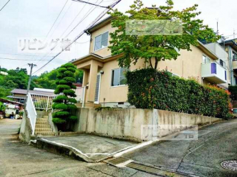 西南角地です。窓も多くありますが緑の木々もありますので外から