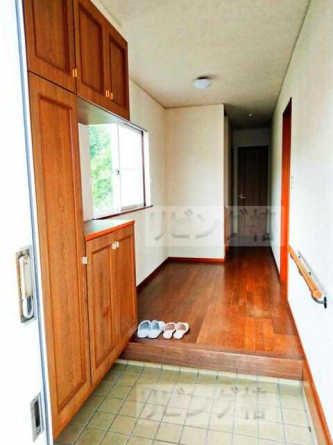 玄関に入った所です。シューズボックスや収納スペースもたっぷり