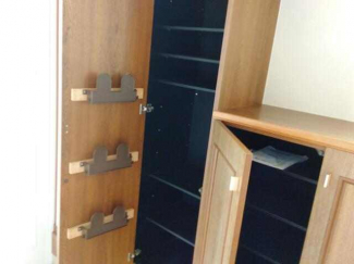 シューズボックスには扉の内側に、来客用スリッパを収納できます