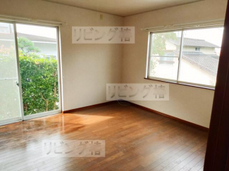 西南の８帖リビングです。隣の６帖ダイニングと引き戸で一間にし