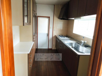 備え付けの収納棚や食器棚がたっぷりあります♪電子レンジや炊飯