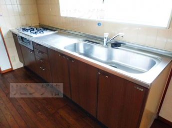 大きなシンクで洗い物も調理も助かります♪三口コンロは新設して