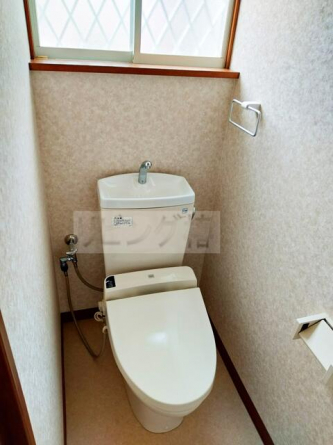 温水便座が１階と２階にあります。収納棚も壁にありますので、ト