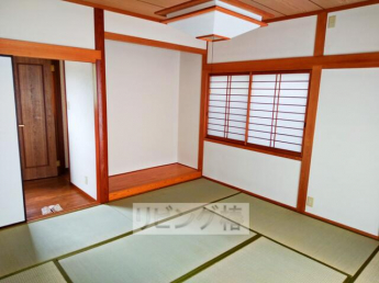 畳表替え済み。二階の８帖大きな和室です。床の間も押し入れもゆ