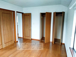 ２階８帖洋室。大きなクローゼットもあり、窓からは松山城が望め