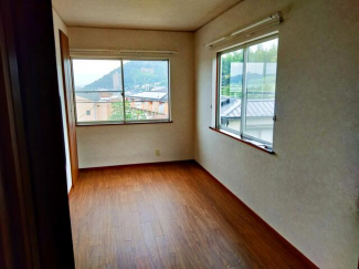 ２階６帖洋室。西側と北側にも窓があります。物入もあり。北側は