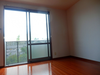 ゆったり8.1帖の洋室です