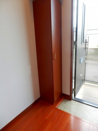 背の高い靴箱です。