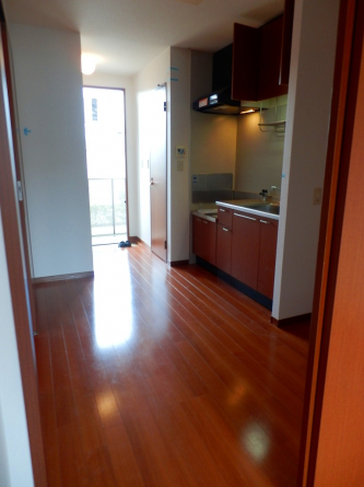 キッチン部分も広めで棚なども置けますね。