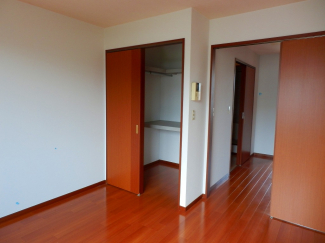 寝室・今も兼ねる洋室はゆったりとした8.1帖です！