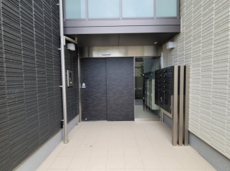 上品な雰囲気のエントランスです