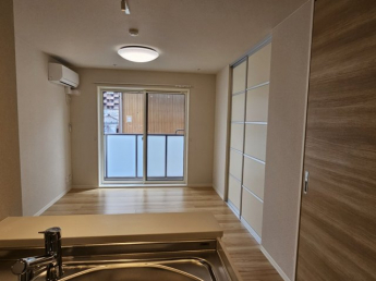 リビングの横に洋室があります