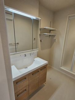 三面鏡シャワー付き洗面台です