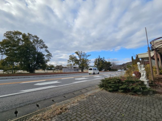 物件の前にクラブハリエの入り口があります