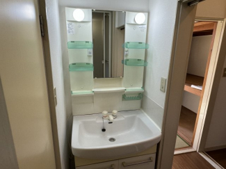 ゆったりとスペースのある洗面所