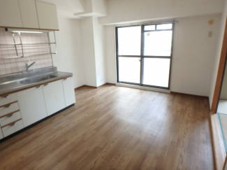 ゆったり過ごせる居間です