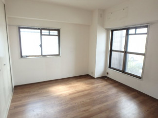 落ち着いた色調の寝室です