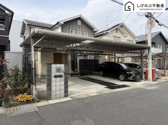 LDKに床暖房あり！
4SLDK
駐車3台可！
徒歩圏内にスーパーがあるので買い物にとても便利です♪