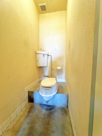 洋式便座付きトイレ。