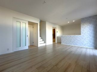 リビングは、家族や友人との時間を楽しむのに最適な広さです。快適な居住空間を提供します。