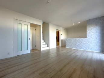 リビングは、家族や友人との時間を楽しむのに最適な広さです。快適な居住空間を提供します。