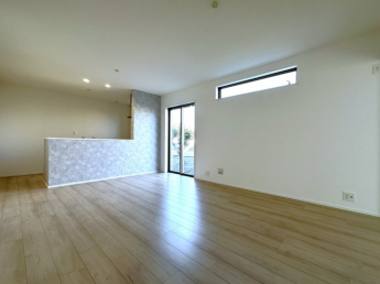 リビングを中心とした設計が明るいファミリー空間を実現。家族団らんの時間も増えそうです。