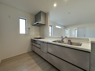 調理しながらもご家族のお顔が見れるカウンターキッチン。ついつい料理中お子様の様子が気になるもの。安心してお料理に取り組んでいただけます。