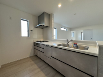 調理しながらもご家族のお顔が見れるカウンターキッチン。ついつい料理中お子様の様子が気になるもの。安心してお料理に取り組んでいただけます。