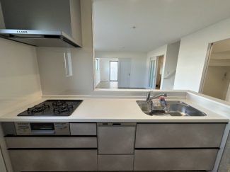 必須の３口コンロ。同時進行で効率アップはもちろん鍋を移動する回数が減り、無駄な動きを軽減。　