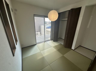 リビング続きの洋和室で、開放的な空間。