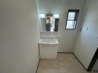 朝の身支度に便利な三面鏡！