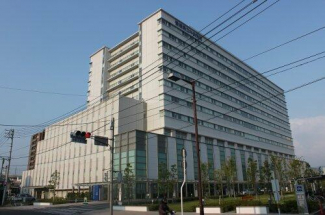 愛媛県立中央病院まで942m