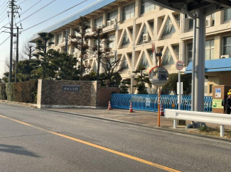 松前町立岡田小学校まで841m