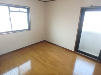 たっぷりの陽射しが射し込むお部屋です