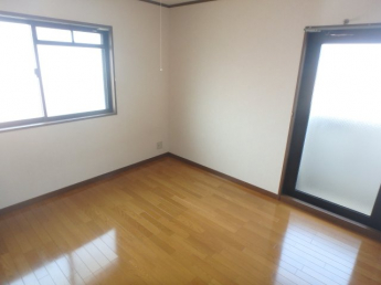 たっぷりの陽射しが射し込むお部屋です