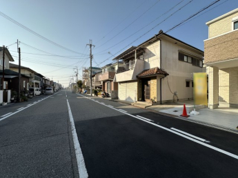 【前面道路含む現地写真】